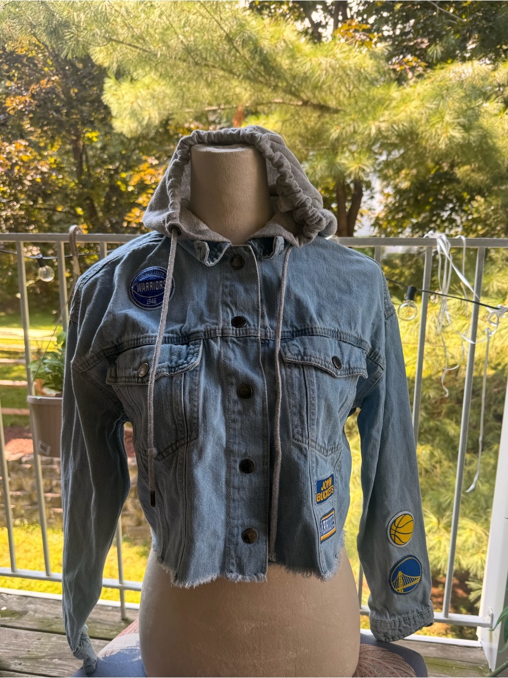 Golden State Warriors Cropped Denim Jacket – WEAR by Erin Andrews (Size M)